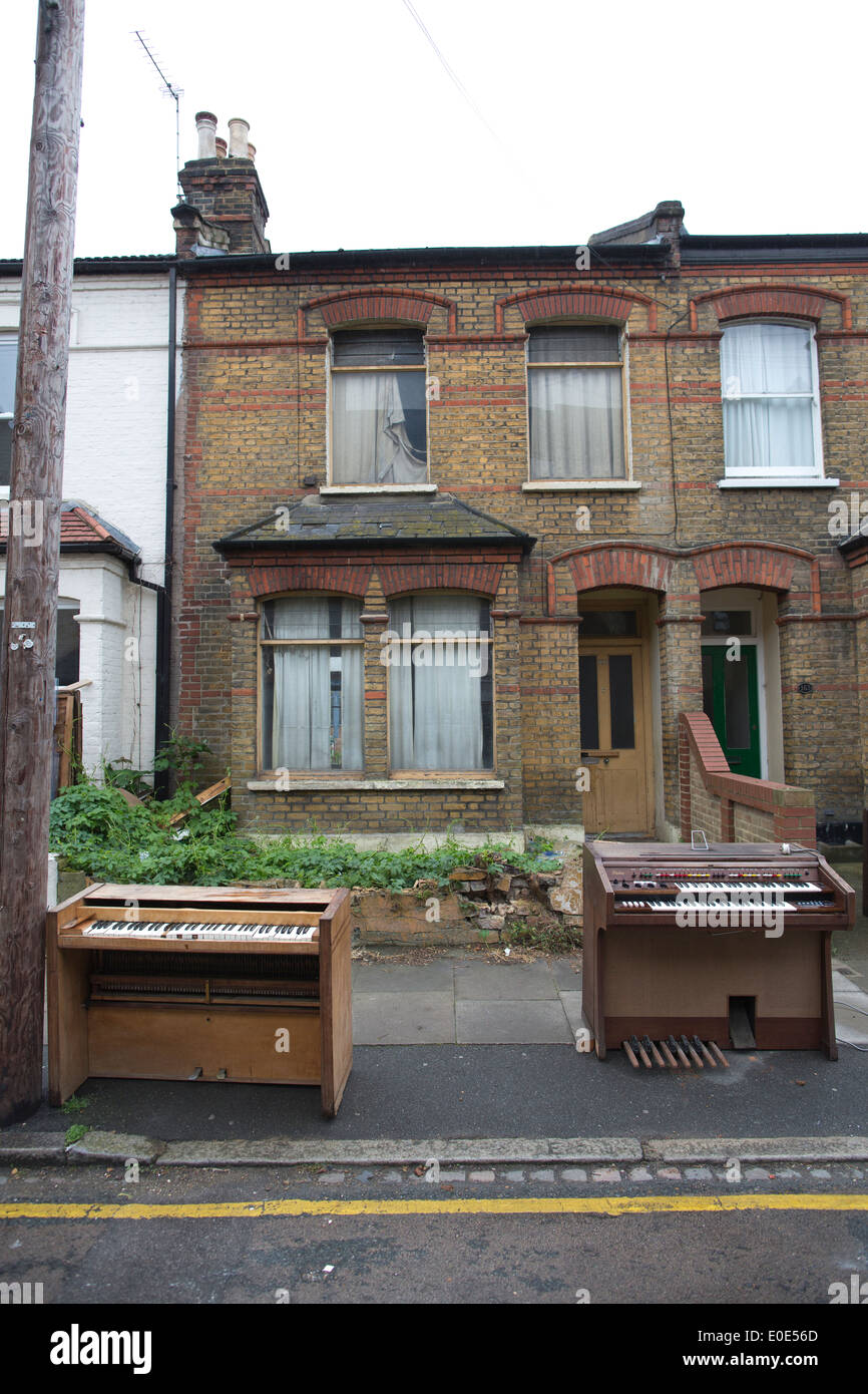 Musikalischen Organe Flytipped außerhalb einer heruntergekommenen Reihenhaus in London, England, UK Stockfoto