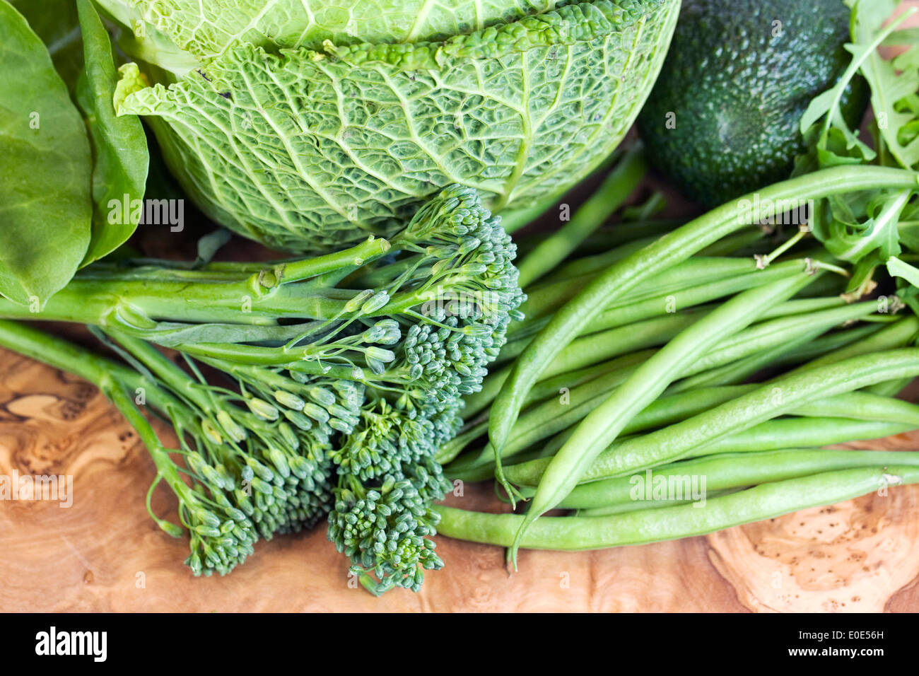 Grünes Gemüse auf einem Holzbrett. Stockfoto