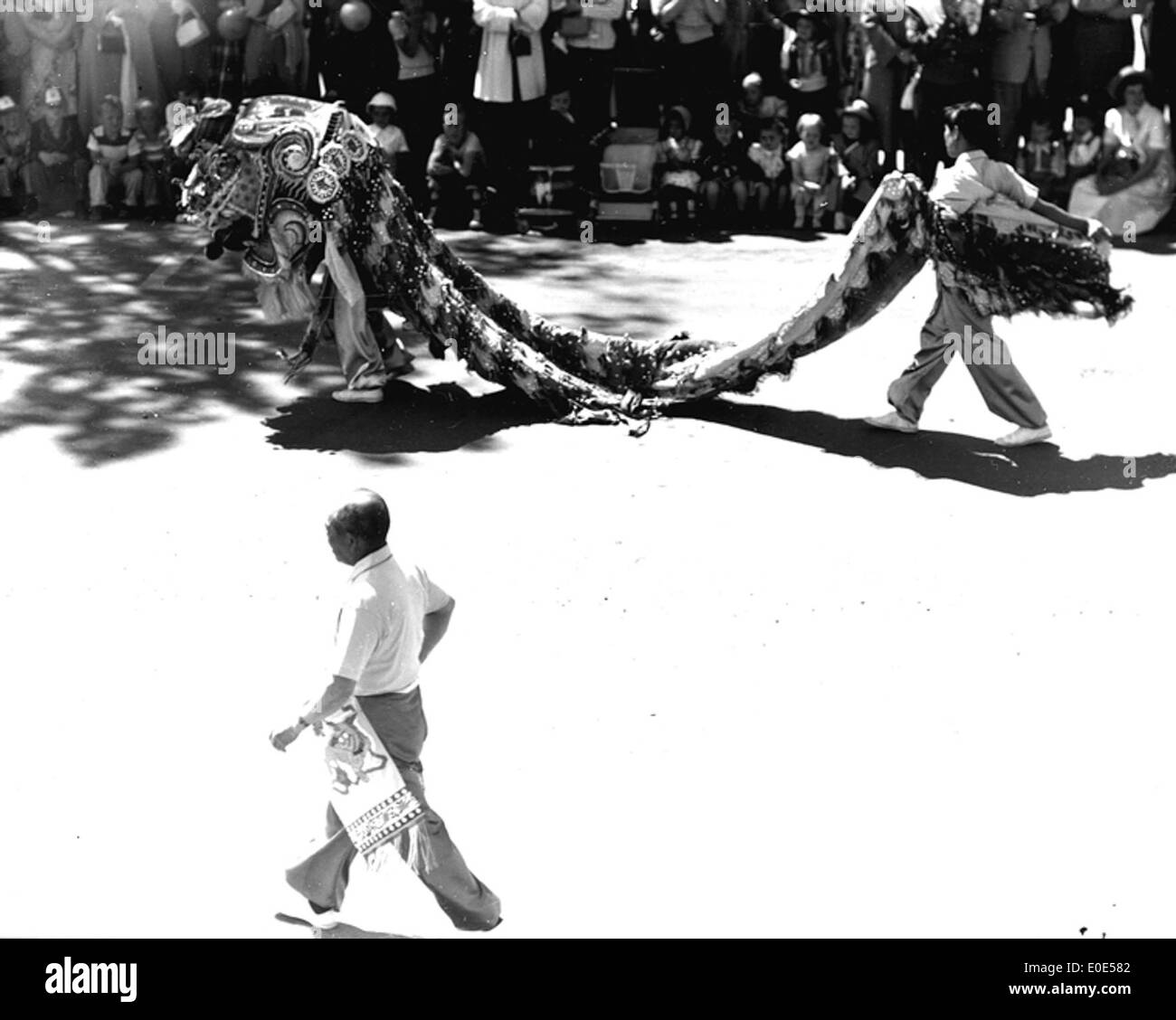 Die Chinesische Drachenparade ist eine prominente Veranstaltung in Lethbridge, Alberta, die mit lebhaften Ausstellungen wie dem chinesischen Drachen gefeiert wird. Die Parade, die Teil der Ausstellung des lokalen galt Museums ist, zeigt vielfältige kulturelle Darstellungen und lenkt die Aufmerksamkeit auf verschiedene Regionen und historische Ereignisse. Die Veranstaltung findet jährlich in verschiedenen Städten statt, unter anderem in den USA und Kanada. Stockfoto