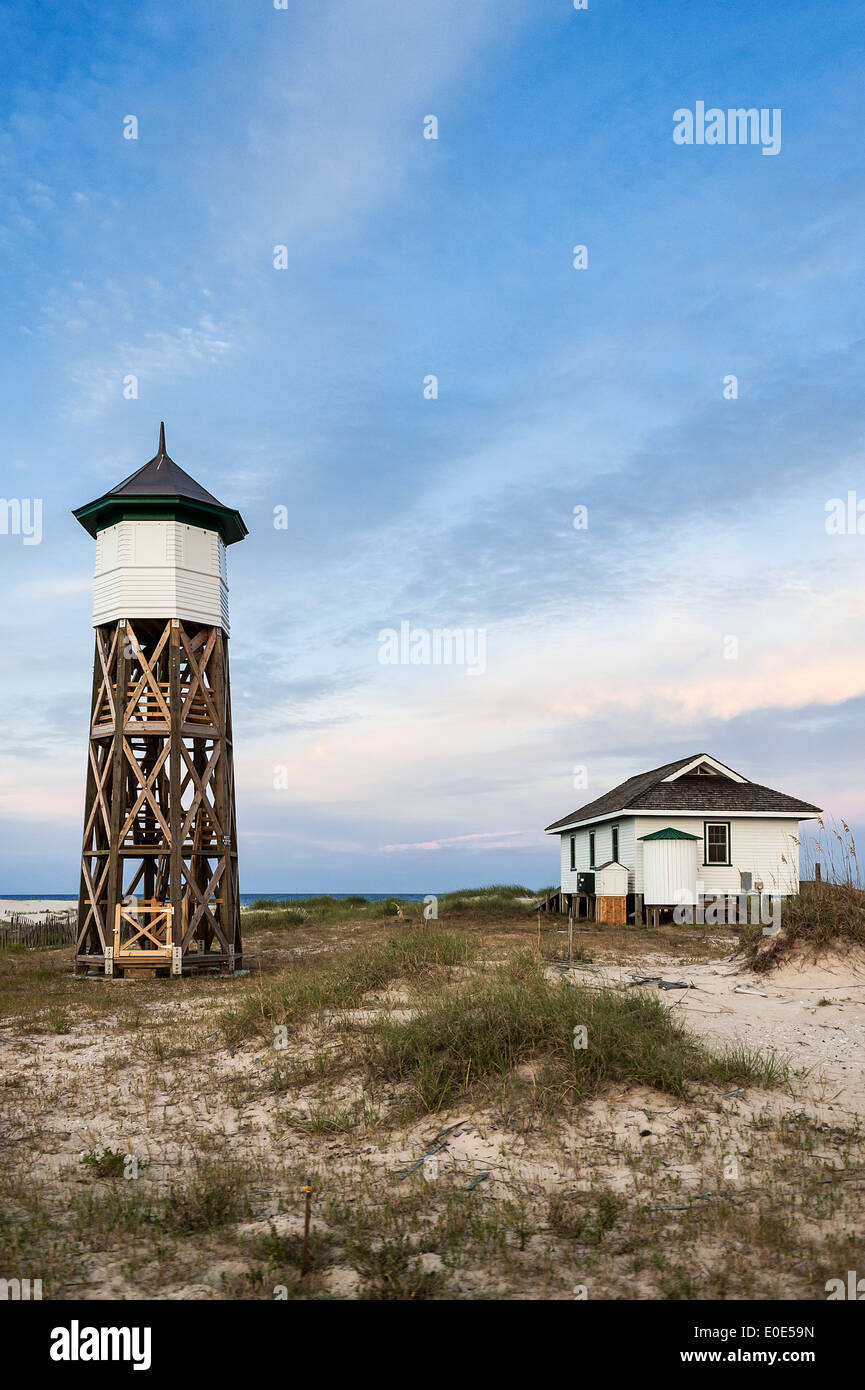 Einsame Strandhütte mit Holzturm, Outer Banks, North Carolina, USA Stockfoto