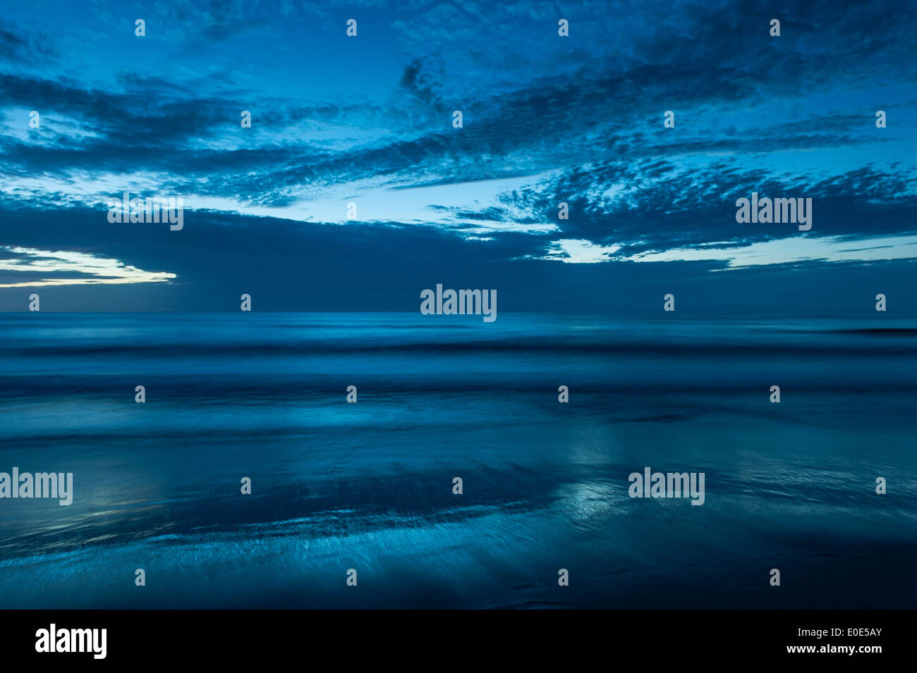 Dramatische blaue Meer und den Himmel im Morgengrauen, Outer Banks, North Carolina, USA Stockfoto