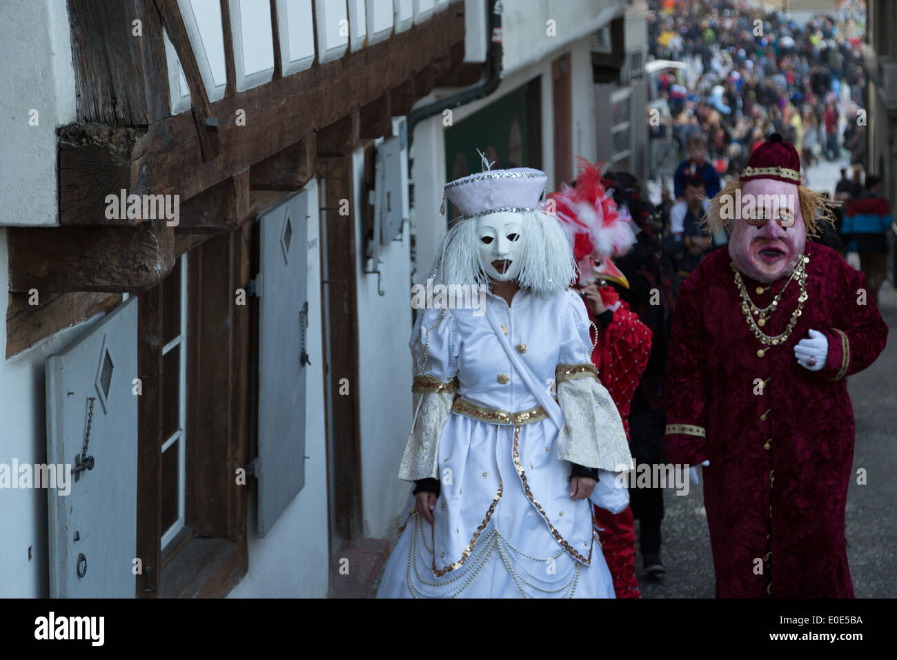 Ein Foto von einigen Teilnehmern der Parade gekleidet wie ein verheiratetes Paar auf einem Jahrmarkt in Europa. Stockfoto
