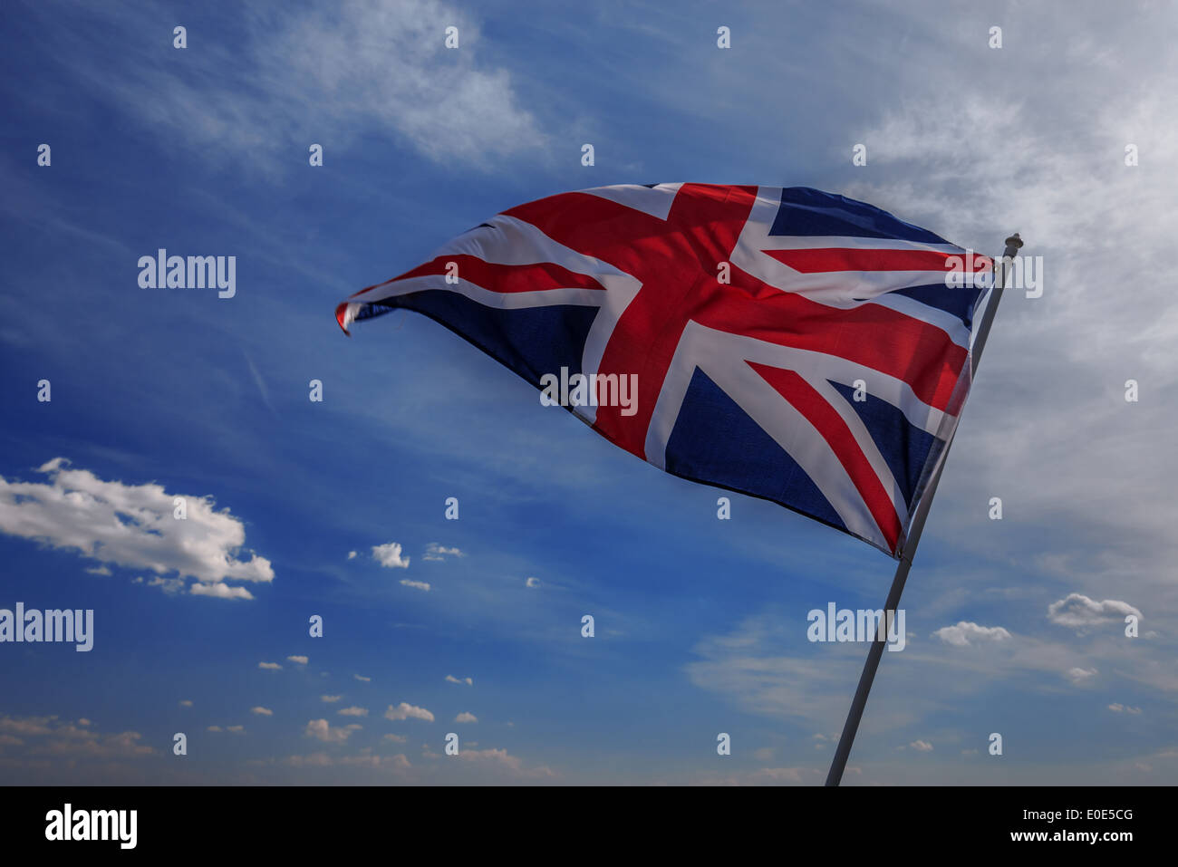 britische Flagge am Himmelshintergrund Stockfoto