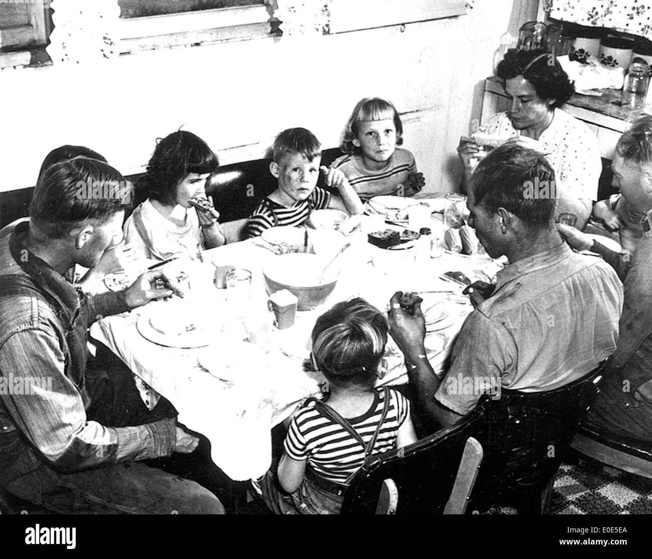 62. kennst du diese Familie von neun auf ihrem Küchentisch? Stockfoto