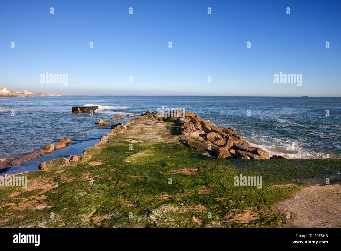 Algen bedeckt Pier am Atlantischen Ozean in Estoril, Portugal. Stockfoto