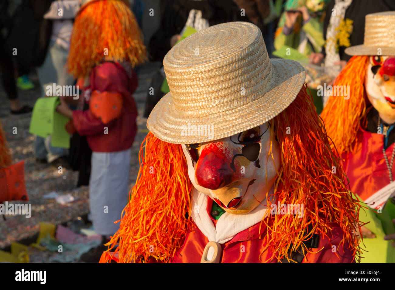 Eine Nahaufnahme Foto von einem bunten Kostüm am Basler Fasnacht (Karneval) in der Schweiz. An einem sonnigen Tag aufgenommen. Stockfoto