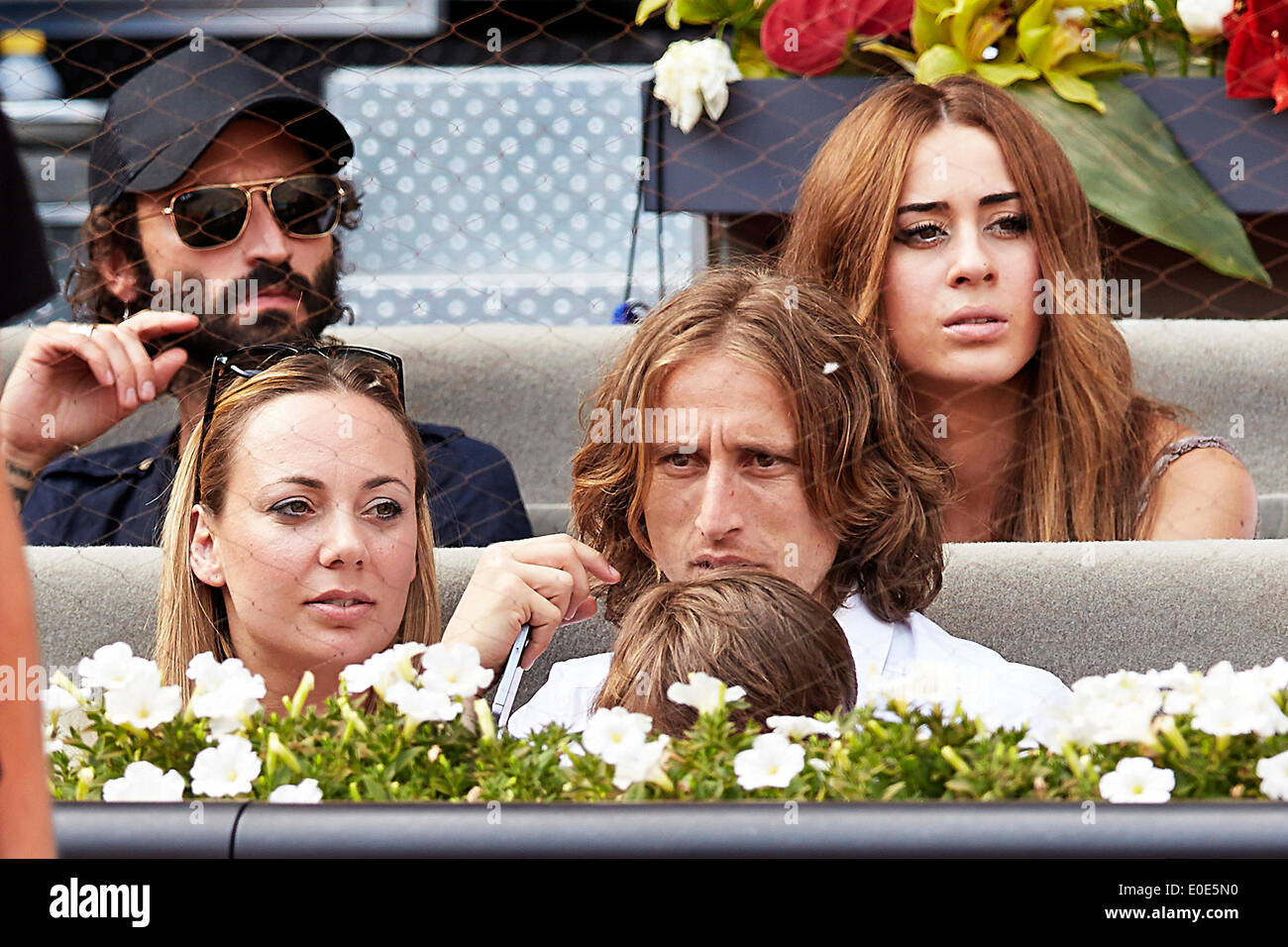Madrid, Spanien. 10. Mai 2014. Real Madrid Player Luca Modric (R) nimmt das Spiel zwischen Rafael Nadal aus Spanien und Roberto Bautista von Spanien am 7. Tag der Madrid Open von La Caja Magica. Bildnachweis: Aktion Plus Sport/Alamy Live-Nachrichten Stockfoto Madrid, Spanien. 10. Mai 2014. Real Madrid Player Luca Modric (R) nimmt das Spiel zwischen Rafael Nadal aus Spanien und Roberto Bautista von Spanien am 7. Tag der Madrid Open von La Caja Magica. Bildnachweis: Aktion Plus Sport/Alamy Live-Nachrichten Stockfoto