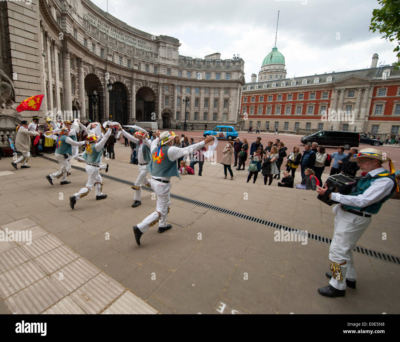 10.5.14. Admiralty Arch, Mall, London. Icknield Way Morris Männer führen eine traditionellen Tanz Anzeige während des Westminster Morris Männer Tag des Tanzes umfasst traditionelle Cotswold Morris, Molly Dancing und rhythmische Clog tanzen. Stockfoto