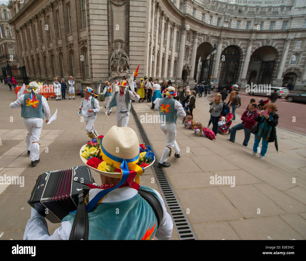 10.5.14. Admiralty Arch, Mall, London. Icknield Way Morris Männer führen eine traditionellen Tanz Anzeige während des Westminster Morris Männer Tag des Tanzes umfasst traditionelle Cotswold Morris, Molly Dancing und rhythmische Clog tanzen. Stockfoto