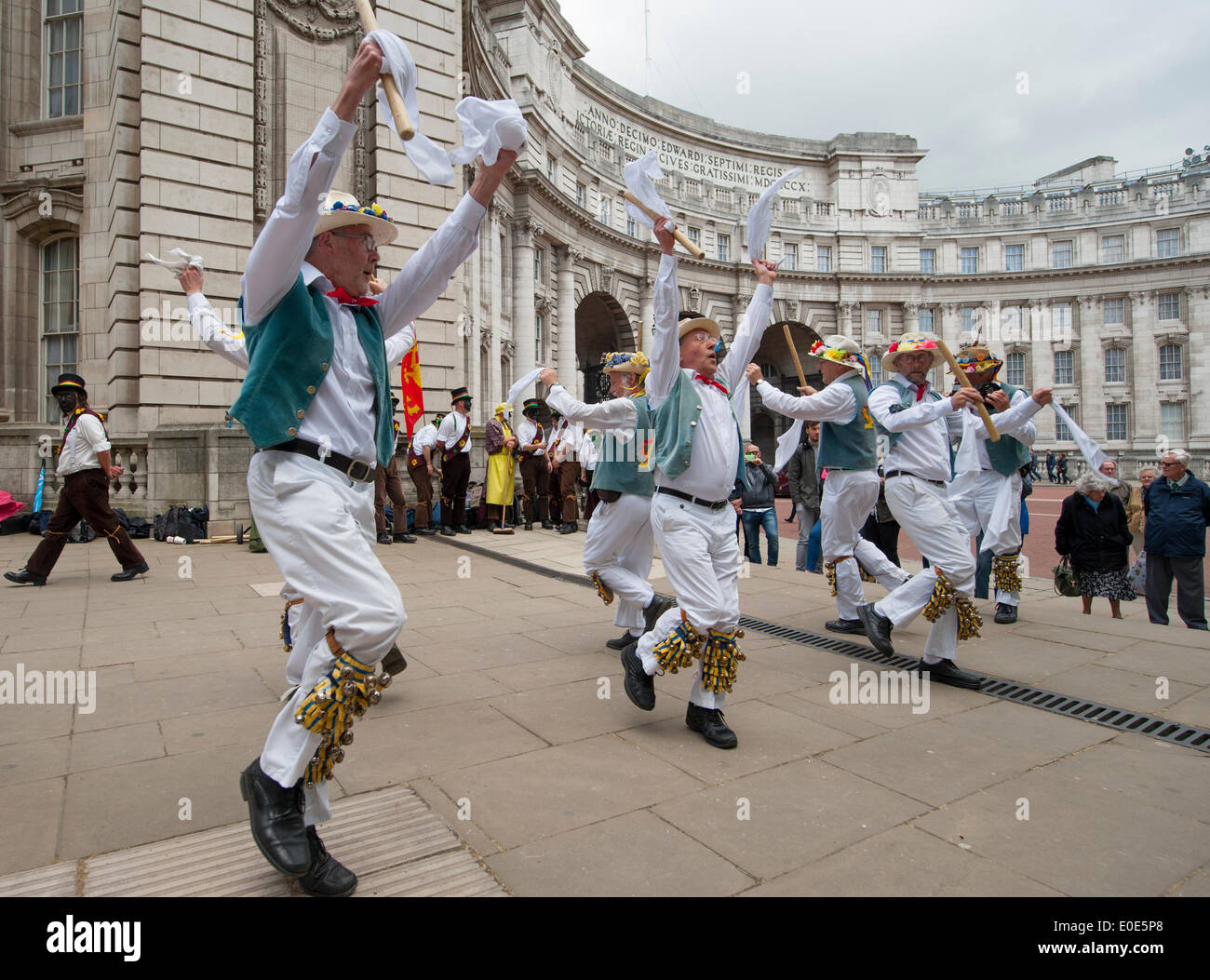 10.5.14. Admiralty Arch, Mall, London. Icknield Way Morris Männer führen eine traditionellen Tanz Anzeige während des Westminster Morris Männer Tag des Tanzes umfasst traditionelle Cotswold Morris, Molly Dancing und rhythmische Clog tanzen. Stockfoto