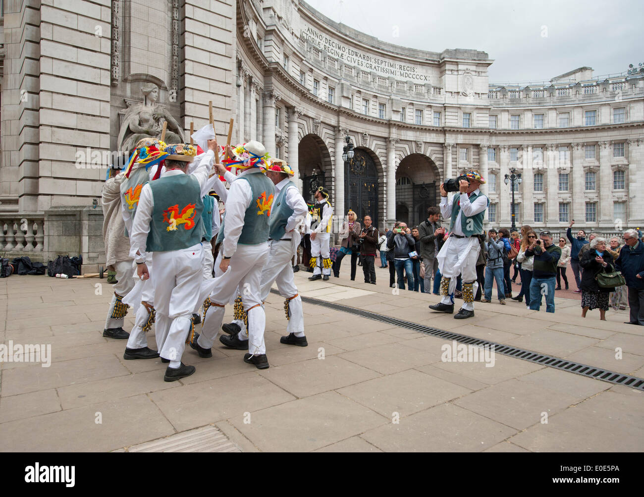 10.5.14. Admiralty Arch, Mall, London. Icknield Way Morris Männer führen eine traditionellen Tanz Anzeige während des Westminster Morris Männer Tag des Tanzes umfasst traditionelle Cotswold Morris, Molly Dancing und rhythmische Clog tanzen. Stockfoto