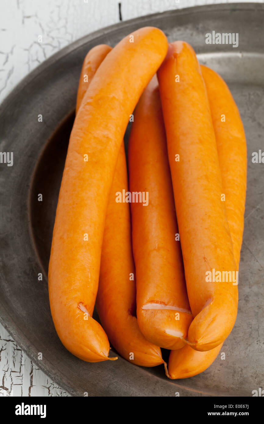 Wiener Würstchen ("Wiener Würstchen" oder "Frankfurter") auf rustikale Platte Stockfoto