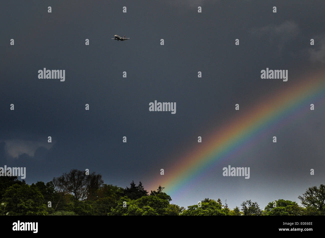 Gatwick, West Sussex, UK... 10. Mai 2014..Squally Duschen, Regenbogen und Wolken im Anflug auf den Flughafen Gatwick. Entnommen aus dem Burstow Bereich östlich des Flughafens... David Burr/Alamy Live-Nachrichten Stockfoto