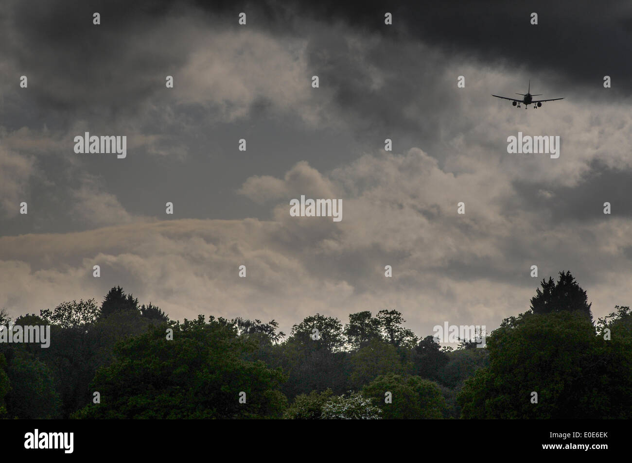 Gatwick, West Sussex, UK... 10. Mai 2014..Squally Duschen und Wolken im Anflug auf den Flughafen Gatwick. Entnommen aus dem Burstow Bereich östlich des Flughafens... David Burr/Alamy Live-Nachrichten Stockfoto