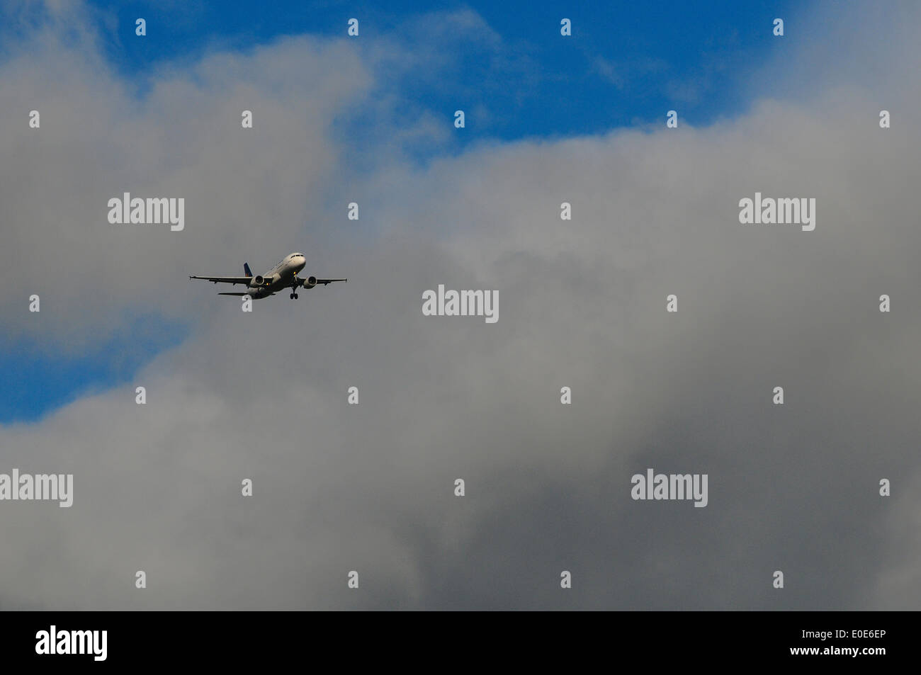 Gatwick, West Sussex, UK... 10. Mai 2014..Squally Duschen und Wolken im Anflug auf den Flughafen Gatwick. Entnommen aus dem Burstow Bereich östlich des Flughafens... David Burr/Alamy Live-Nachrichten Stockfoto