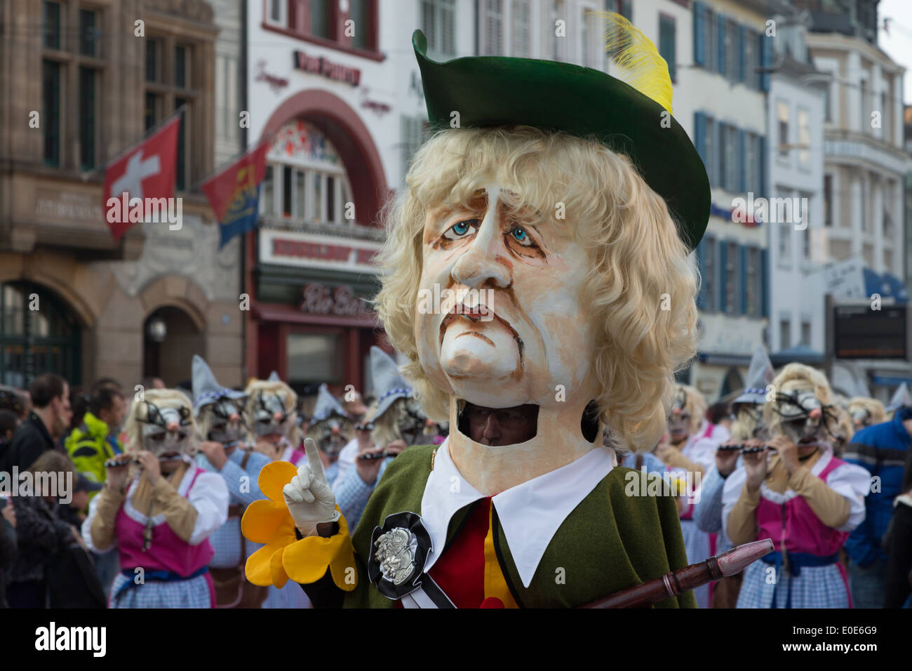 Eine Nahaufnahme Foto einer Gesichtsmaske mit einer weissen Perücke am  Basler Fasnacht (Karneval), in der Schweiz Stockfotografie - Alamy