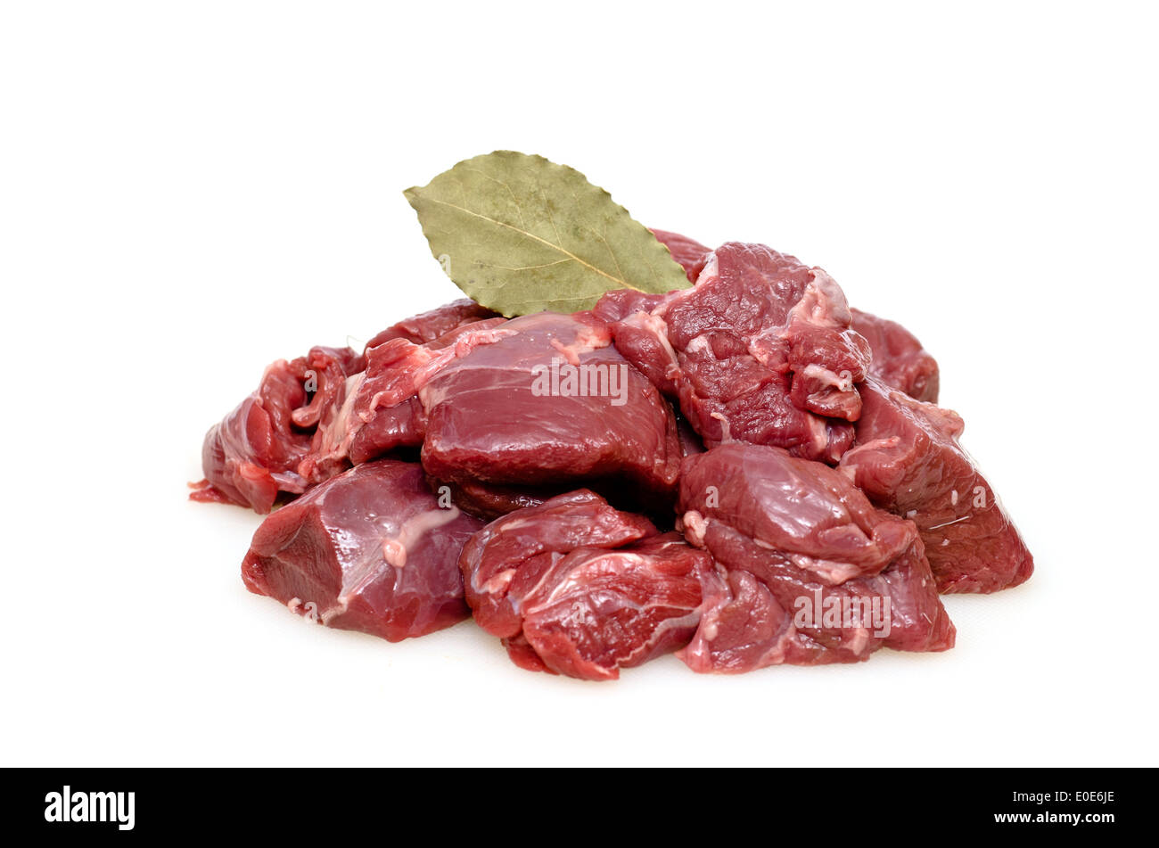 Rohe Wildbret aus Hirsch als Gulasch mit Lorbeerblatt Stockfoto