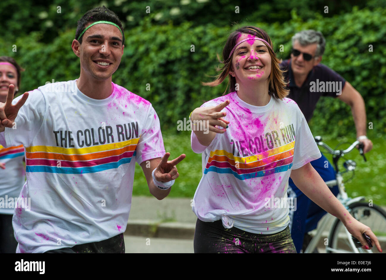 Italien Piemont Turin Valentino Park dem Color Run.  Rennen Sie 3 Meilen, wo Linie gewinnt, der am Ziel ankommt, nicht zuerst, aber umso bunter. Während des Rennens werden Teilnehmer besprüht, in 5 verschiedenen Standorten, 5 Farben, einen anderen Speicherort Stockfoto