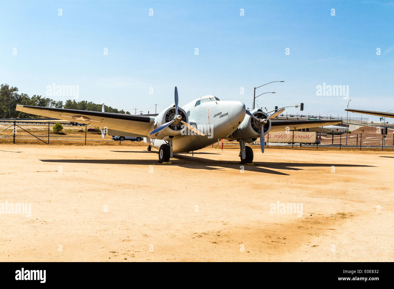 Eine Lockheed Modell 18 Lodestar im März Bereich Air Museum in Riverside, Kalifornien Stockfoto