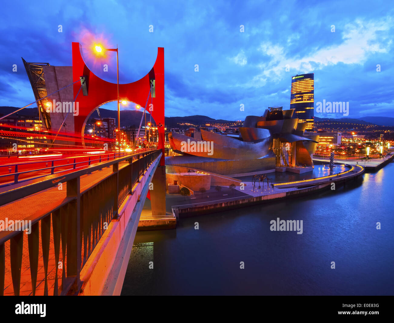 Nachtansicht des La Salve Brücke und das Guggenheim Museum in Bilbao, Vizcaya, Baskisches Land, Spanien Stockfoto