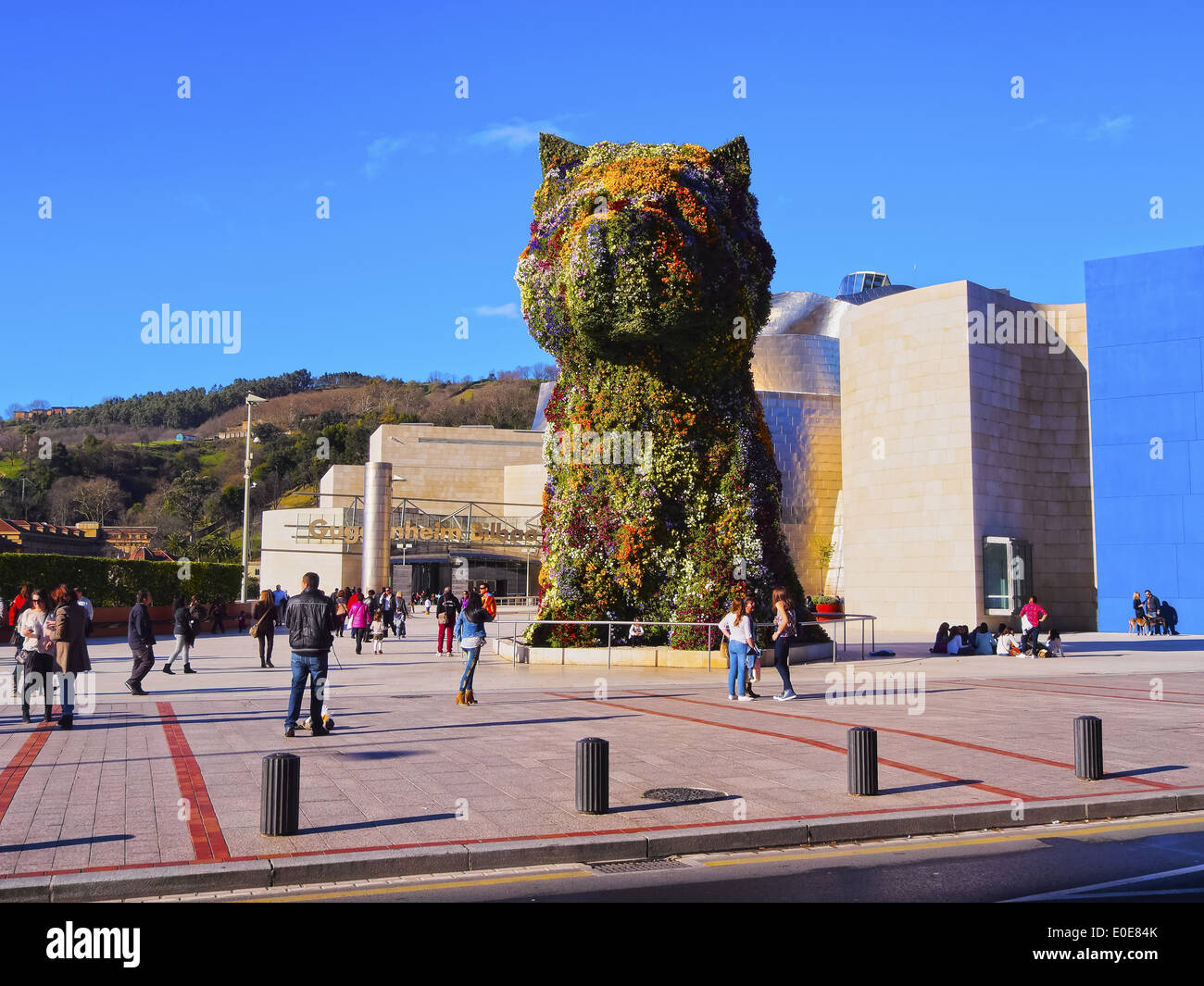 Die riesige Blumen Skulptur "Welpen" - ist der Hund ein Werk von Jeff Koons vor dem Guggenheim Museum in Bilbao Vizcaya platziert Stockfoto