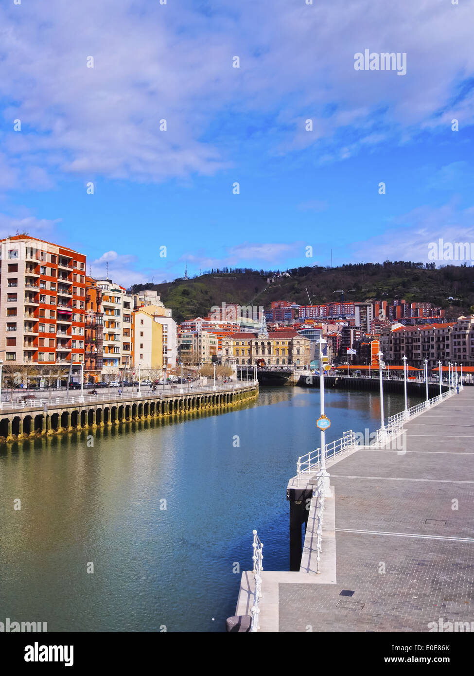 Stadtbild Bilbao und den Fluss Nervion, Biskaya, Baskisches Land, Spanien Stockfoto