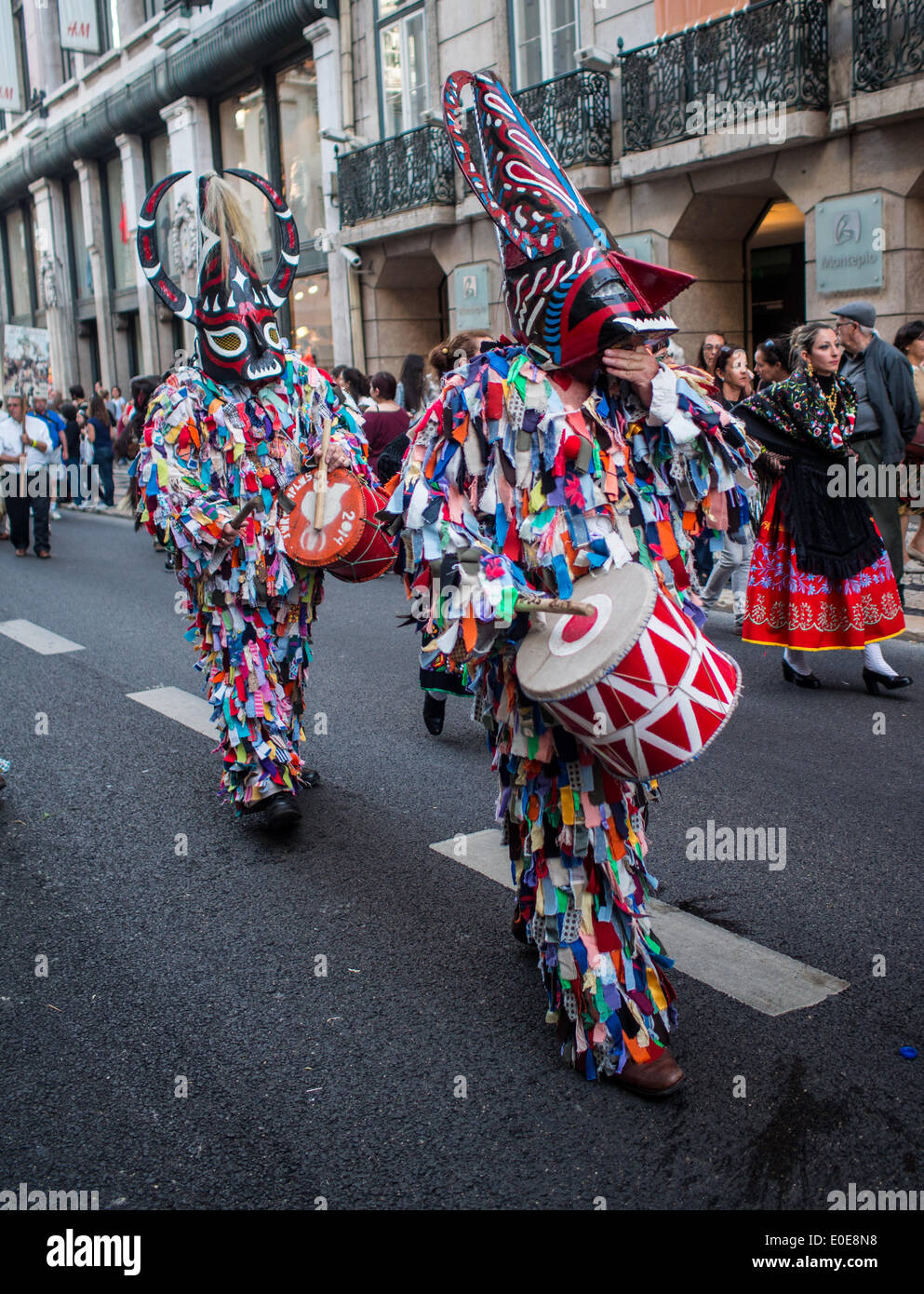 10 Mai 2014, Lissabon, Jarramplas-Parade in Lissabon Innenstadt während des iberischen Maske-Festivals Stockfoto