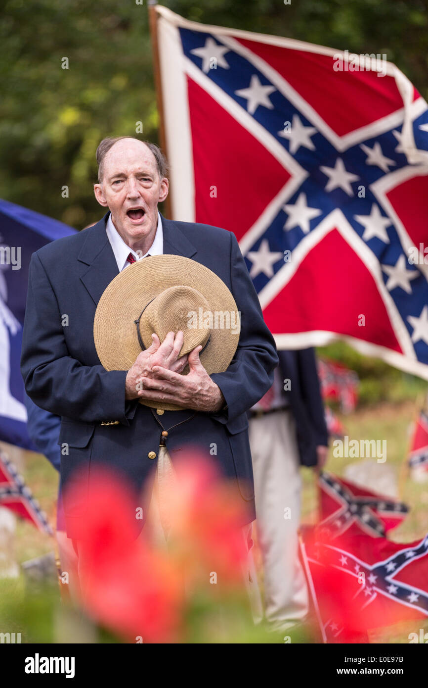 Ein Nachkomme des Bürgerkrieges Soldaten singt "Dixie" während einer Zeremonie Confederate Memorial Day auf Magnolia Cemetery 10. April 2014 in Charleston, SC. Confederate Memorial Day Ehren die rund 258.000 verbündeten Soldaten, die im amerikanischen Bürgerkrieg gestorben. Stockfoto