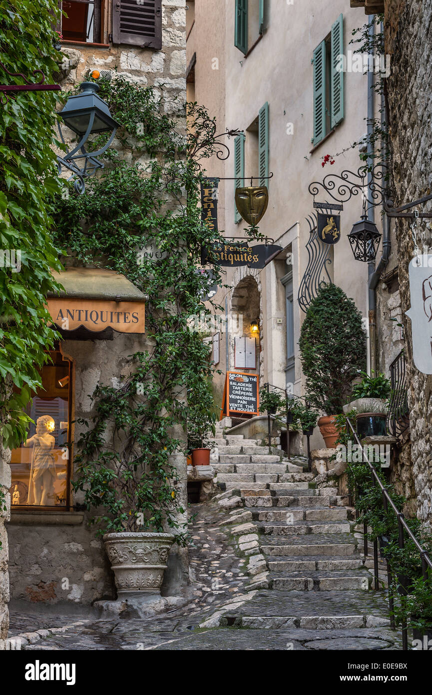 Rustikale Steintreppe und Geschäfte in dem mittelalterlichen Dorf von St Paul de Vance, Provence, Frankreich Stockfoto