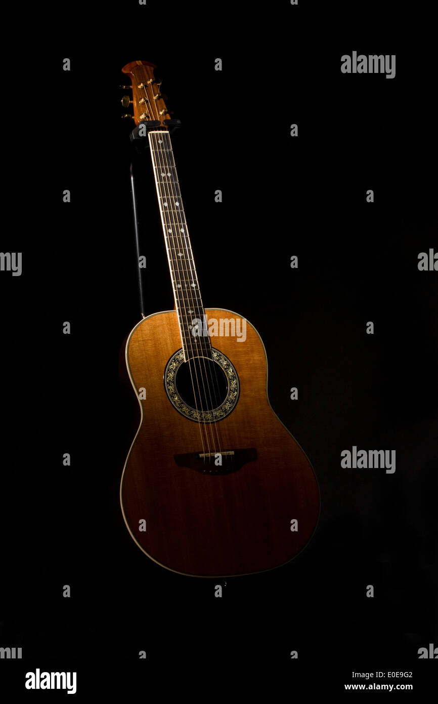 Vielfarbig Akustikgitarre auf einem schwarzen Hintergrund Saiteninstrument Stockfoto