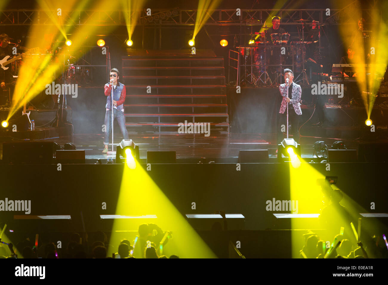 Nanjing, China Jiangsu Provinz. 10. Mai 2014. Chen Yufan (L) und Hu Haiquan (R), Mitglieder der Musikband "Yu & Quan," führen während ein Solo-Konzert in Nanjing, der Hauptstadt der ostchinesischen Provinz Jiangsu, 10. Mai 2014. Bildnachweis: Su Yang/Xinhua/Alamy Live-Nachrichten Stockfoto