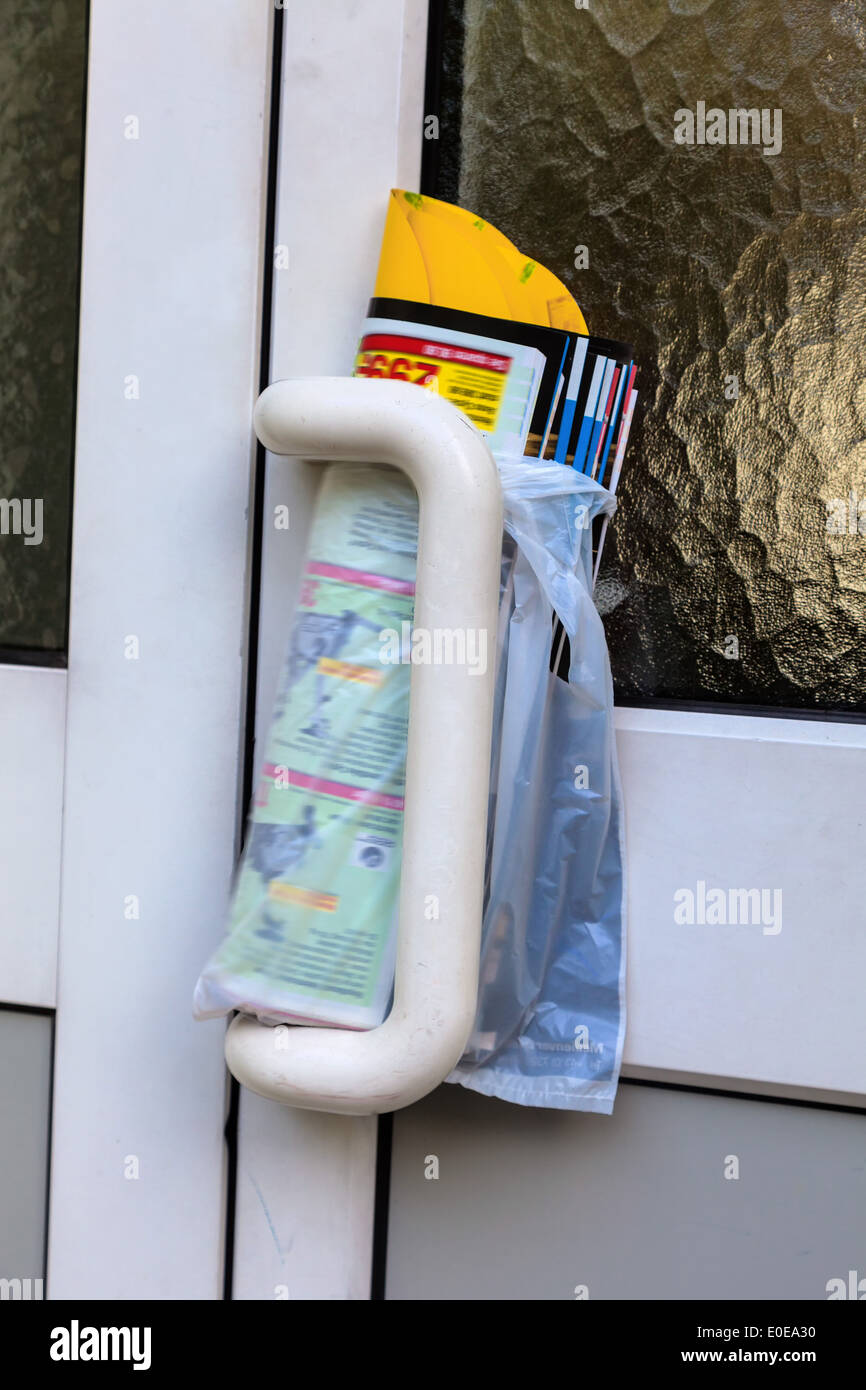 Werbung in der Haustüre. Diverses gewinnen über Prospekte trockene Direktmarketing, Werbung eine der Haustüre. Verschi Stockfoto