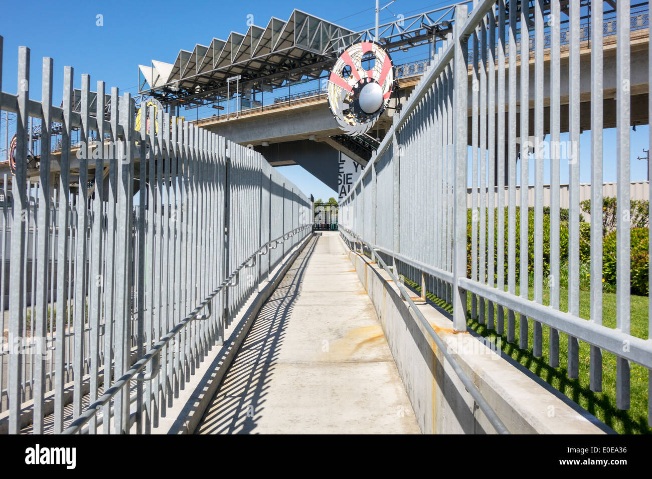 Los Angeles California, LA County Metro Rail, Stadtbahnsystem, Nahverkehr, Green Line, Douglas, Rosecrans, Bahnhof, Zaun, Gehweg, Bürgersteig, eingezäunt, eingezäunt Stockfoto