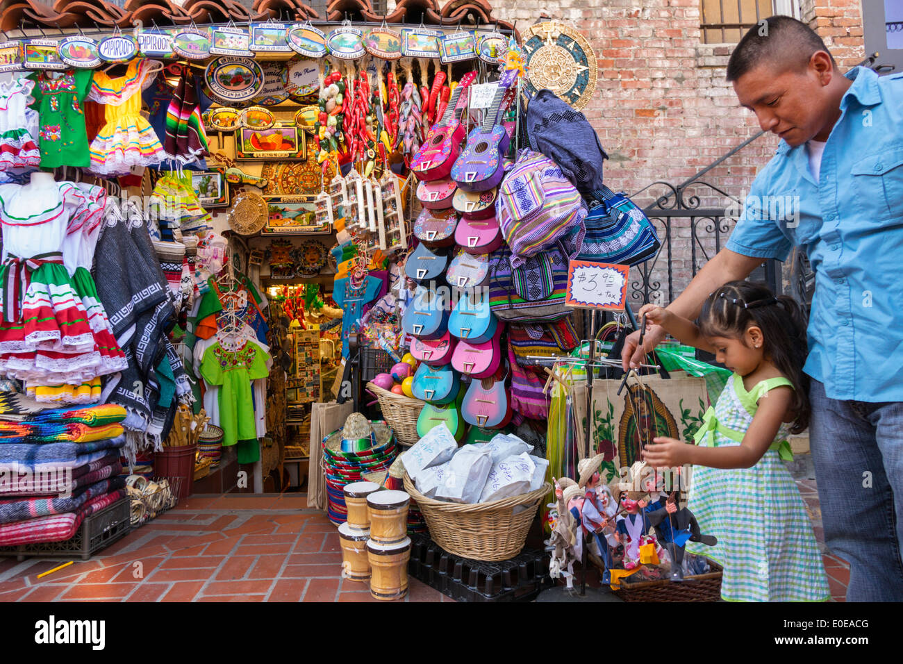 Kalifornien, Los Angeles, Los Angeles Plaza Historic District, mexikanisches Erbe, Olvera Street, plaza, mexikanisches Kunsthandwerk, Shopping Shopper Shop Geschäfte Markt kaufen Stockfoto