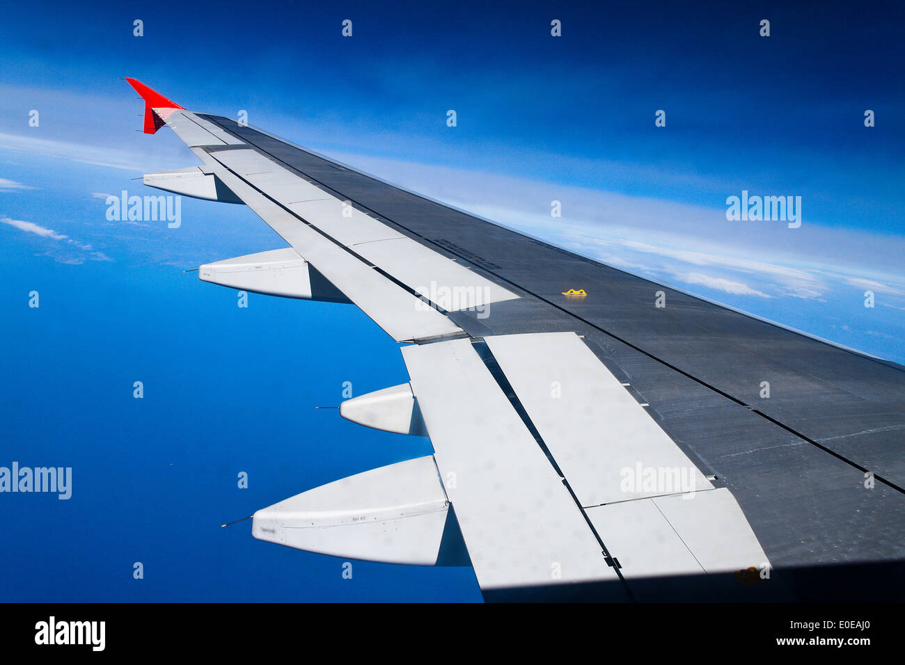 Ein Flügel eines Passagiers von Flugzeug, Eine Tragflaeche Eines Passagier-Flugzeuges Stockfoto