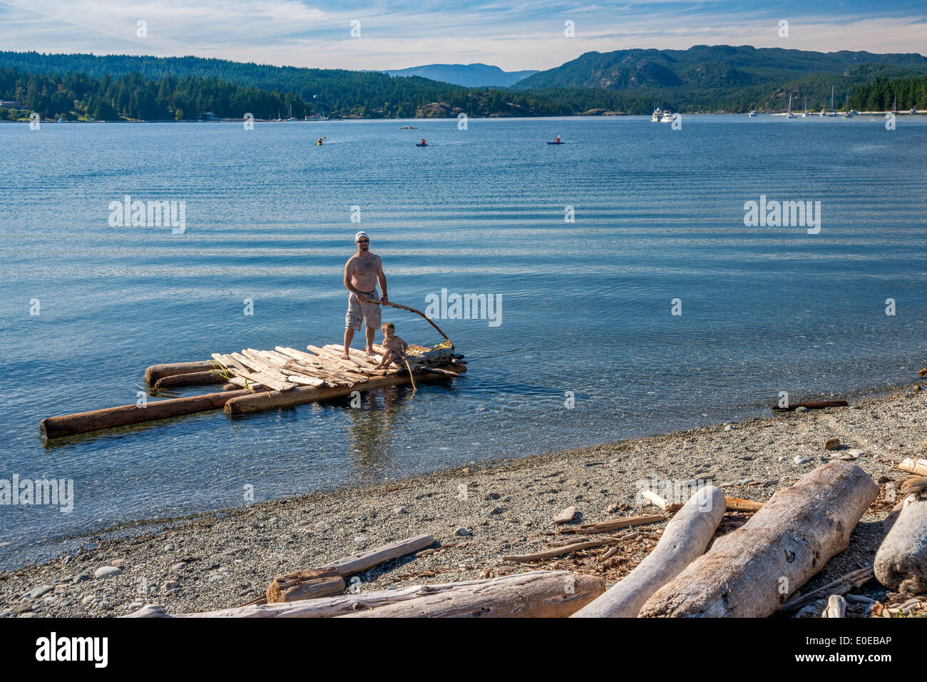 Mann, Kind auf Floß Drew Hafen, Rebecca Spit Provincial Marine Park, Quadra Island, Gegend Vancouver Insel, Britisch-Kolumbien Stockfoto