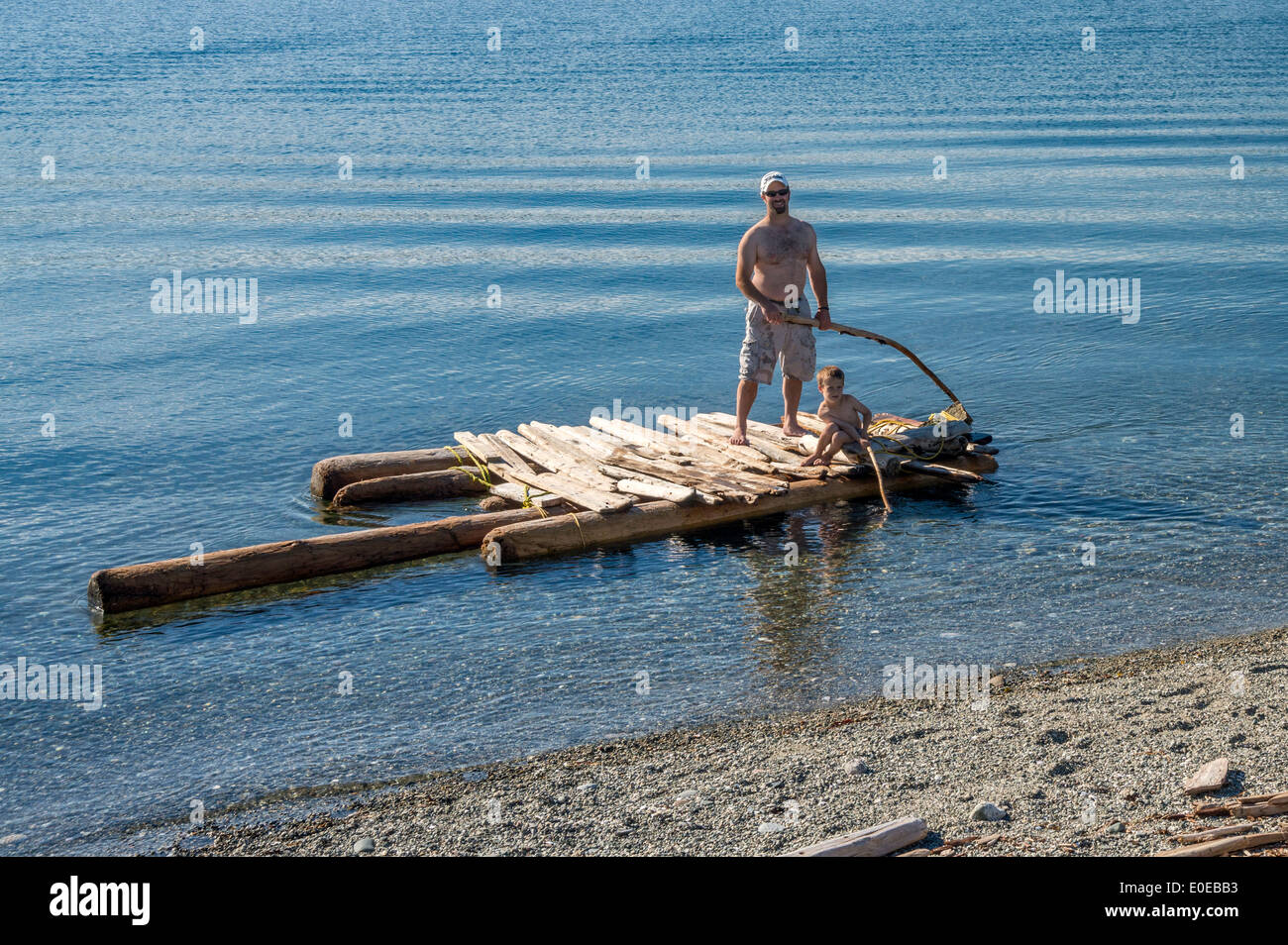 Mann, Kind auf Floß Drew Hafen, Rebecca Spit Provincial Marine Park, Quadra Island, Gegend Vancouver Insel, Britisch-Kolumbien Stockfoto