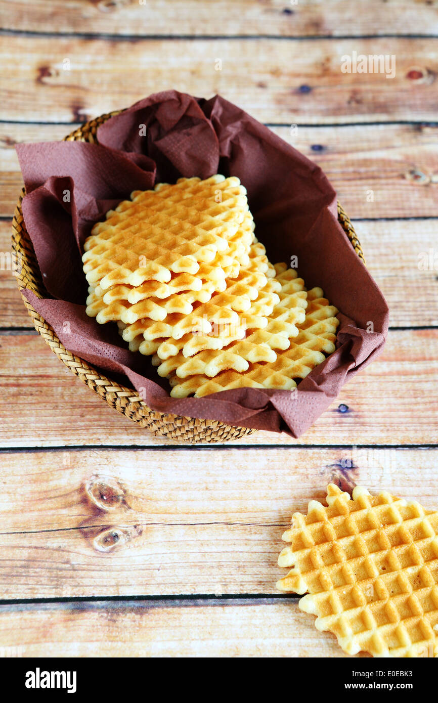Belgische Waffeln in Korb, Essen Nahaufnahme Stockfoto