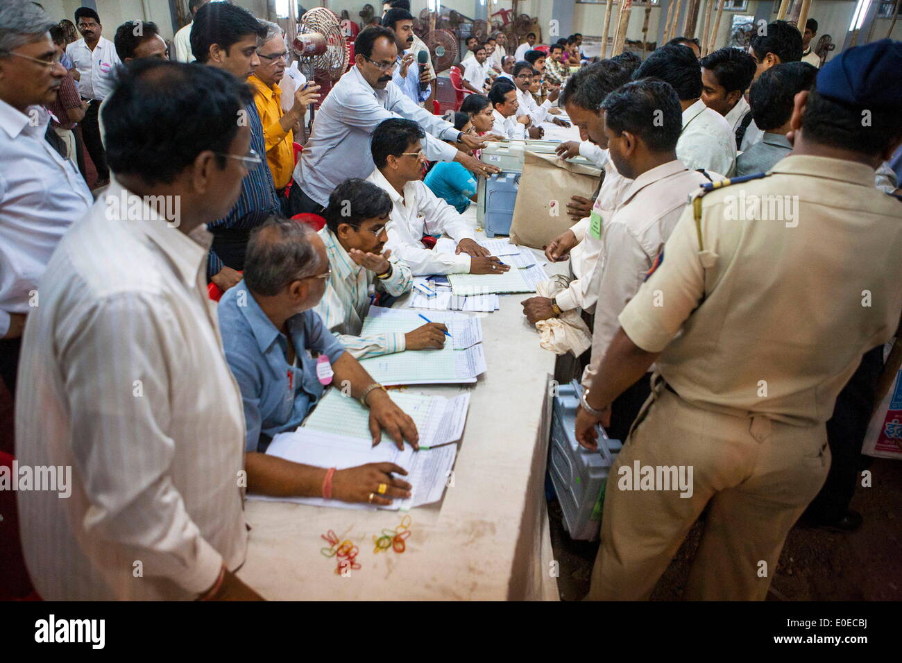 Mumbai, Maharashtra, Indien. 28. April 2014. Wahlvorstand kommen am wichtigsten Wahlkreis Zentrum EVMs zu hinterlegen, nach Abstimmung über. Hier wird der EVM in engen Sicherheit bis zu dem Tag gehalten werden, die die Zählung beginnt. © Subhash Sharma/ZUMA Wire/ZUMAPRESS.com/Alamy Live-Nachrichten Stockfoto