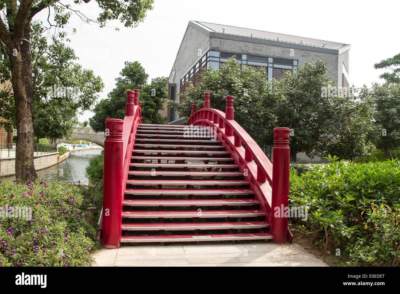 Rote Brücke in einem Park, China Stockfoto