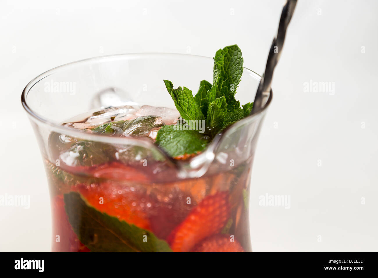 Leiter der Jag mit frische kalte Limonade aus Erdbeeren Stockfoto