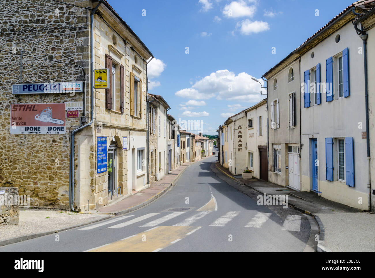 Leere Straße in Saint-Macaire, Gironde, Frankreich Stockfoto