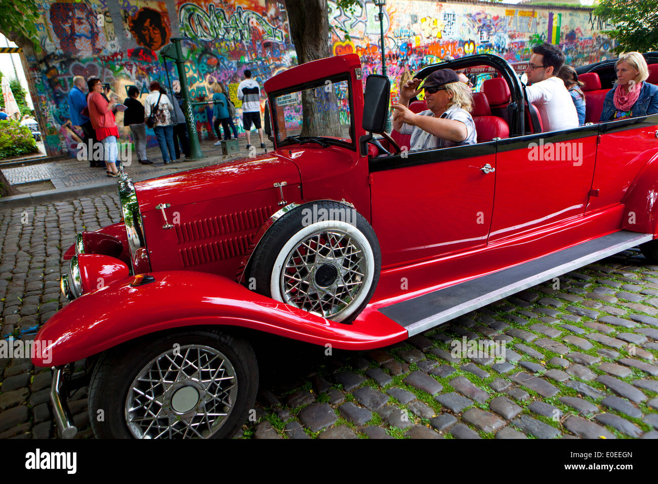 John Lennon Mauer Prag, Leute in einem imitierten Oldtimer auf dem Velkoprevorske Platz Touristen Prag Stockfoto