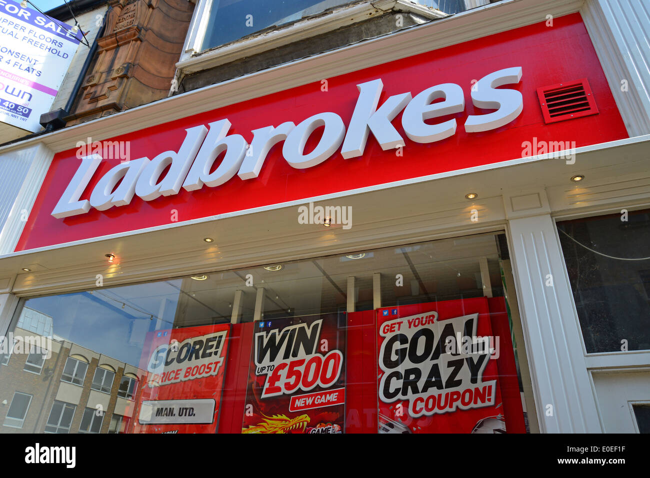 Ladbrokes Wetten Shop, Fish Street, Northampton, Northamptonshire, England, Vereinigtes Königreich Stockfoto