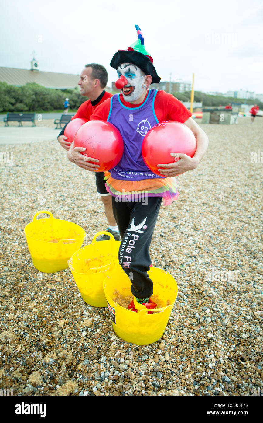 Hove Lagoon, Stadt Brighton & Hove, East Sussex, Großbritannien. Brighton Big Balls Beach Run 2014. Dies ist eine Wohltätigkeitsveranstaltung, die Spenden für Krebsforschung für Prostata- und Hodenkrebsforschung sammelt. David Smith/Alamy Live News Stockfoto