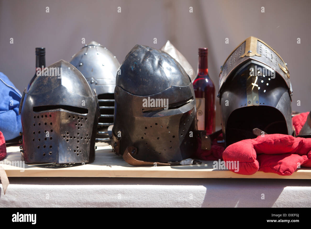 Freiliegende Helme mittelalterlicher Rüstung Stockfoto