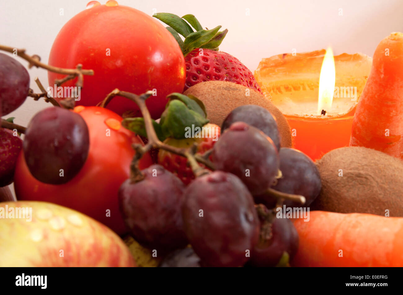 Obst und Kerze Stockfoto