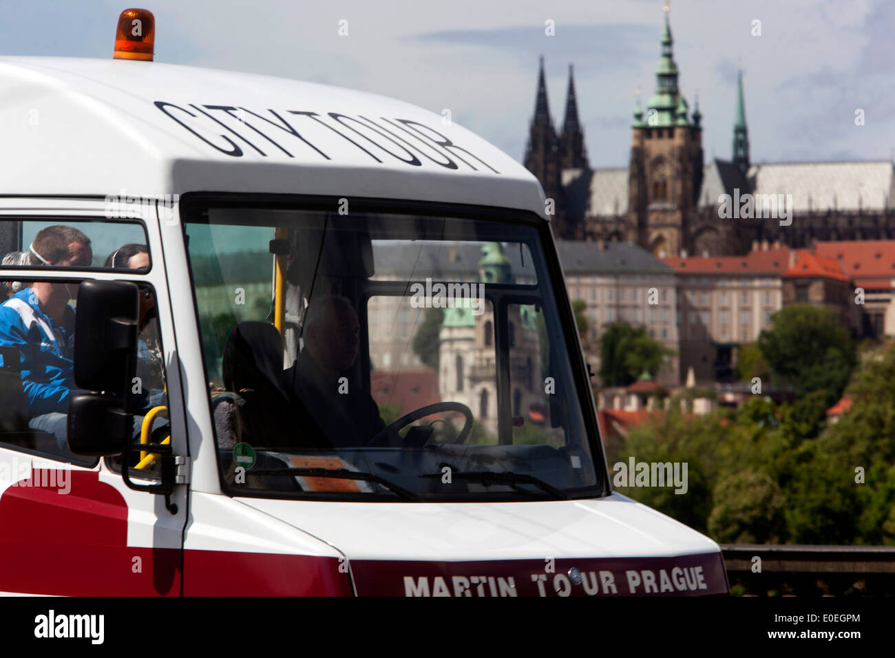 Sightseeing Stadtrundfahrt Bus Prager Burg im Hintergrund Stockfoto