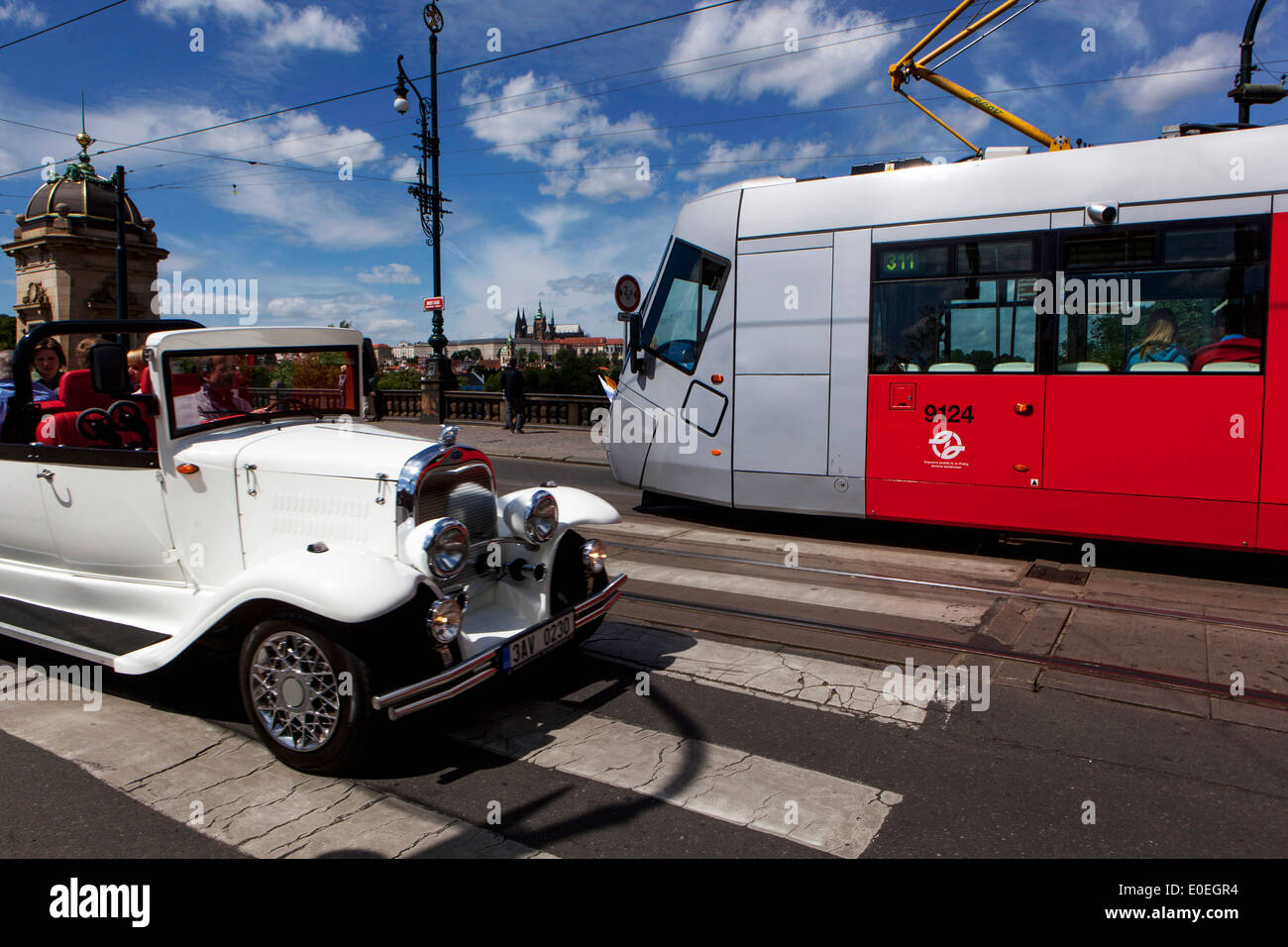 Auto mit Touristen und Straßenbahn, die die Brücke überquert, Straßenbahn Prag Tschechien Stockfoto