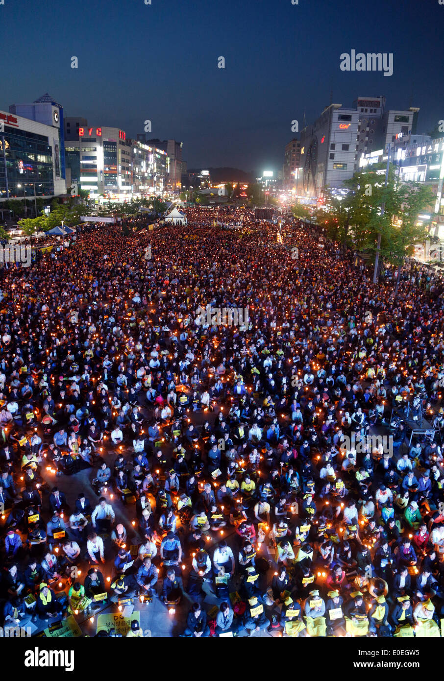 Ansan, Südkorea. 10. Mai 2014. Die Teilnehmer halten Kerzen während einer Kundgebung gegen das, was sie darauf bestehen, lax Reaktion des President Park Geun-hyes Regierung nach der Fähre eingesunken war Sewol aus der südwestlichen Insel Jindo am 16. April 2014, eine Plaza Ansan, Südkorea, auf Samstag, 10. Mai 2014 Gewässer. Etwa 13.000 Personen nahmen an der Rallye zu fordern Rücktritt von Präsident Park und zur Trauer für die Opfer der Tragödie, nach den örtlichen Medien. Stockfoto